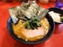 家系ラーメンのルーツ「家系総本山 吉村家」のラーメン（880円）＋ライス（140円）