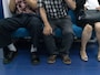 電車で大きく足を広げて座る人の心理とは