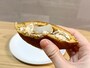 真ん中に、大きなお餅が！ きなこチョコクリームと相まって絶品です