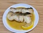 オリーブオイルで炒めた白身魚に、ソースを加えて少し炒めて完成！ ※写真にあるレモンの果肉は商品に入っていません