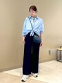ライトブルーのシャツ＆ネイビーのパンツでさわやかに　出典：WEAR