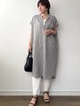ロング丈ワンピ＆白パンツのスタイル。足もとに抜け感をつくって　出典：WEAR