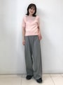 5分袖の3Dニットもピンクならフェミニンに着られる　出典：StyleHint
