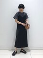 ダークカラーのトップスと合わせるとシックな印象に　出典：StyleHint