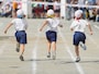 今の学校は「安全第一」が行き過ぎて、子どもたちが物理的にも精神的にも「転ぶこと」を知らない？ ※画像出典：PIXTA