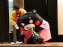 おにぎりはすぐに食べないと……＝5月11日、東京都豊島区