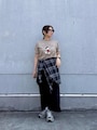 ミッキーTに秋のニュアンスも感じるチェックシャツを巻いて　出典：WEAR