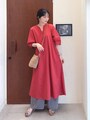 赤のワンピースにグレーのパンツをレイヤード　出典：WEAR