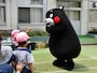 子どもたちとおはなし中＝6月13日、東京都文京区