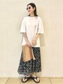 総柄のシフォンスカートをTシャツでカジュアルに　出典：StyleHint