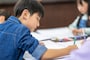 通知表を廃止する学校もあれば、通知表を再開する学校も（画像：PIXTA）