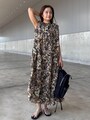 ブラウンが混じった柄のワンピースなら秋もしっくり馴染みます　出典：WEAR