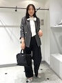 ジャケットのインナーにも大活躍するボウタイブラウス　出典：WEAR