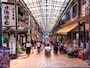 飲食店や土産物店、スイーツ店などが立ち並ぶ熱海駅前の商店街（画像：PIXTA）