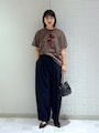 ブラウンなら半袖Tシャツでも秋らしい雰囲気に　出典：WEAR