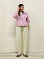 スウェットパンツもカーブを描くシルエットで新鮮！  出典：StyleHint