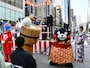 おともだちと一緒で楽しそう＝8月2日、東京都中央区