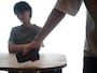 夫の行動が怪しいときはどうすべき？（画像：PIXTA）