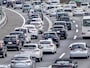 高速道路で渋滞中、頻繁な車線変更に効果はある？ ※画像：PIXTA