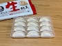 生餃子が12個入りで、冷凍のままフライパンで焼いて作るタイプです 