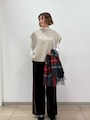 【OKコーデ】ニットベストなら身頃はしっかりあたたかく、動きやすい　出典：WEAR