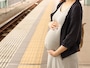 電車内での妊婦に対する厳しい声には疑問も（画像：PIXTA）