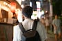 飲み屋街を一人で歩く男性