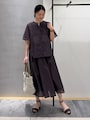 ダークカラーのブラウス＆スカートのセットアップですっきり見え　出典：WEAR