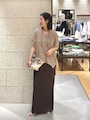 首もとや手首が見えるVネックニットで、すっきりとした印象に　出典：WEAR