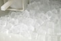 冷たい飲み物がいつでも飲める自動製氷機は、今や冷蔵庫に標準装備されています