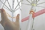 半開きで固定するのが難しい日傘は、軸の中央に輪ゴムをかけてグルグルまわし、棒状のもので固定！