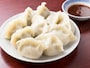 山東の看板メニュー水餃子（10個756円）。山東オリジナルの「タレ」につけて。セロリ水餃子や焼餃子もあります（撮影：小林恵介）