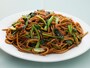 萬来亭の一番人気、上海やきそば（860円）。自家製の太麺を使った焼きそばは、食べ応えあり（撮影：小林恵介）