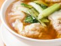 慶華飯店でほとんどの客がオーダーするのが、えびワンタン（600円税別）。小エビが1匹入ったワンタンが12個も！（撮影：小林恵介）