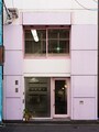 中国料理店らしからぬ慶華飯店の外観。看板もメニューも外に出ていませんので、見逃さないよう（撮影：小林恵介）