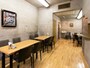 コンクリート打ちっぱなしでカフェのような慶華飯店の内観。半地下になっています。2階もあり（撮影：小林恵介）