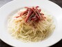 創業当時からあるメニュー、汁なしネギそば（干労麺：コンローメン、735円）。ひたひたのスープにつかっていて、よく混ぜていただきます（撮影：小林恵介）