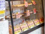 紅棉のショーケースには中国菓子がずらり！ どれにしようか、迷います（2020年3月23日撮影）