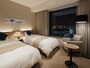 ベイサイドのお部屋からはみなとみらいの夜景を一望できます。画像のスーペリアツインは、お風呂、トイレ、洗面台がそれぞれ独立していて「使いやすい」と好評（画像提供：ホテル ビスタプレミオ横浜）