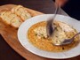 「本日の鮮魚のグラタン～ツナサンドのイメージで～（1600円）」はスタッフが魚をほぐしてくれる、珍しいスタイル（2018年9月16日撮影）