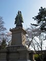 井伊直弼の像もサクラに囲まれて華やか（2012年4月9日撮影）