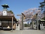 お参りして振り返るとすばらしい桜の風景が広がります。ここからも横浜ランドマークタワーが見えます（2012年4月9日撮影）