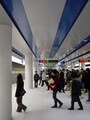 天井には鮮やかなブルーとシルバーのストライプが（2004年1月10日撮影）