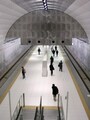 真っ白な壁に「居留地時代の街並み」が描かれているホーム（2004年1月10日撮影）