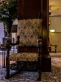 ロビー奥には、天使を模した彫刻が施されたアンティーク（横浜家具）の肘掛け椅子がさりげなく置かれています。天使に触れた者は幸福を得られるという言い伝えがあるのだとか（2016年10月3日撮影）