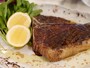 「Tボーンのグリエ レモン添え」は、牛肉の産地が多いイタリア中部のメニュー（2016年10月3日撮影）