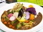 30種類以上の季節の野菜がトッピングされる「野菜カレー（1200円税込）」。1日限定20食（2016年5月29日撮影）