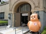 1階は資料展示室「クイーンのひろば」。入口を守るのは、税関のイメージキャラ・カスタム君