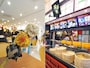 左：開港シュウマイ（1串350円）　右：エントランス横にある「中華専門店　開華楼」