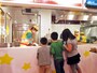 ガラス越しにベビースターができるまでの過程を見ることができます